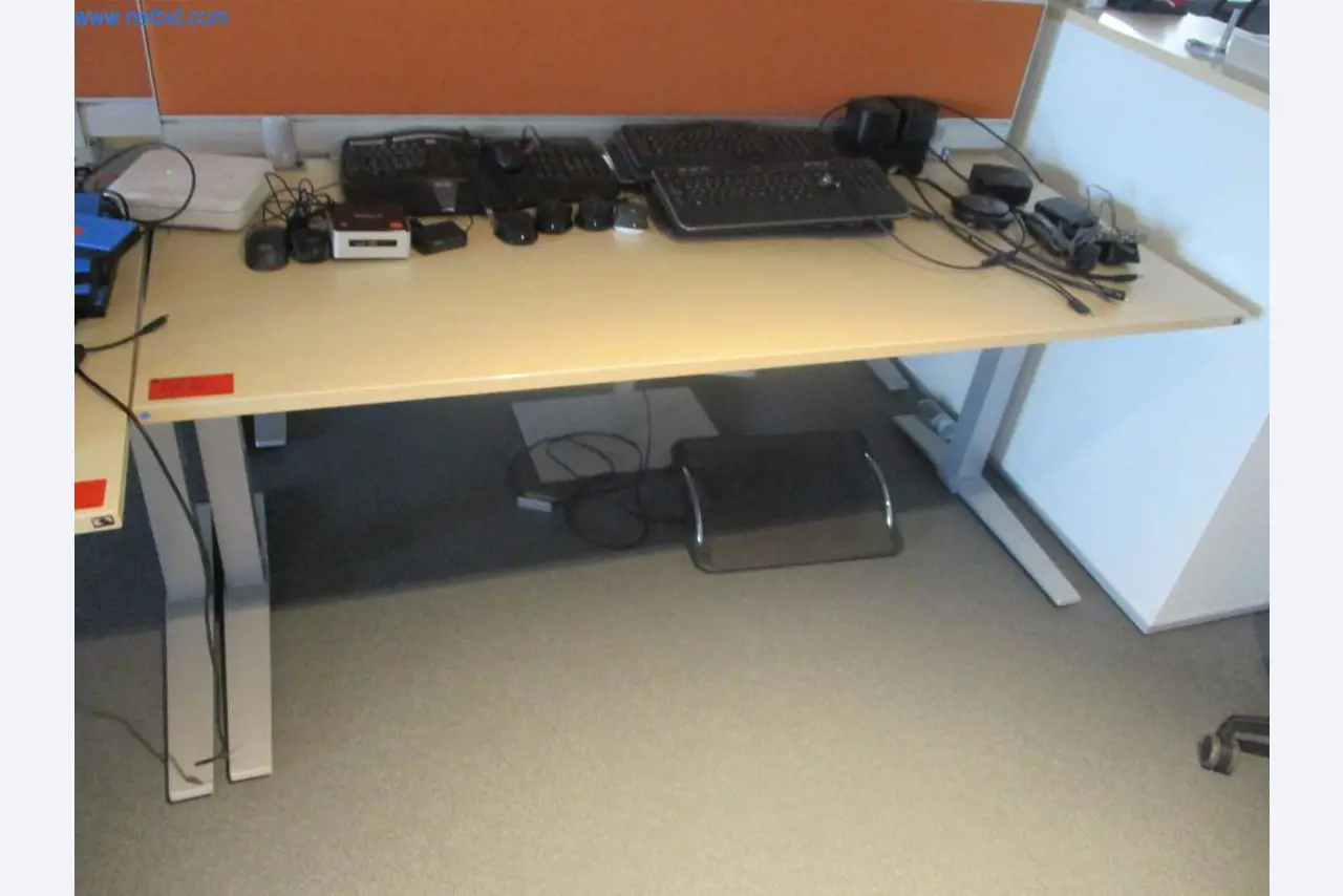 Gepflegte Büromöbel, IT-Ausstattungen und 3D-Brillen (MS Hololens 2) -12