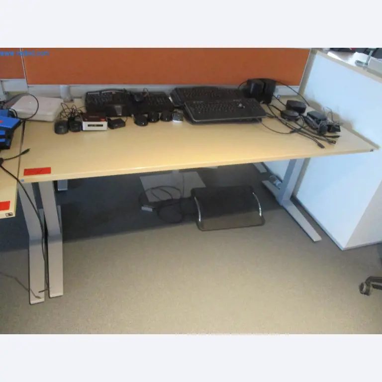 Gepflegte Büromöbel, IT-Ausstattungen und 3D-Brillen (MS Hololens 2) -12