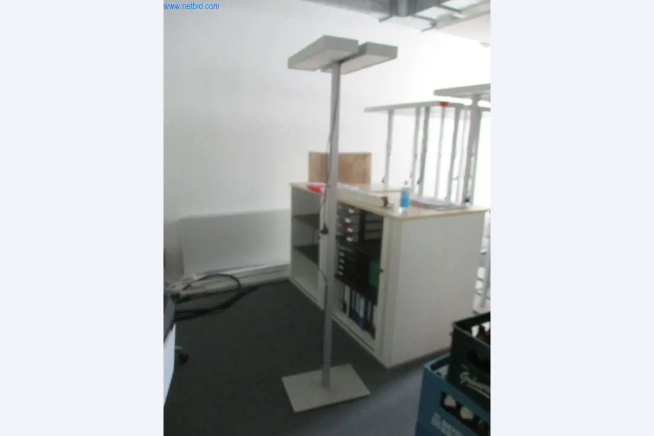 Gepflegte Büromöbel, IT-Ausstattungen und 3D-Brillen (MS Hololens 2) -15