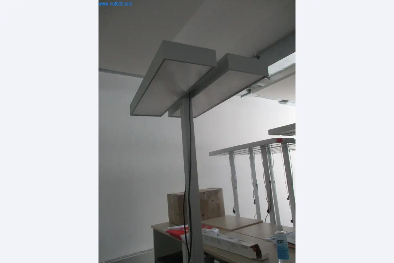 Gepflegte Büromöbel, IT-Ausstattungen und 3D-Brillen (MS Hololens 2) -16