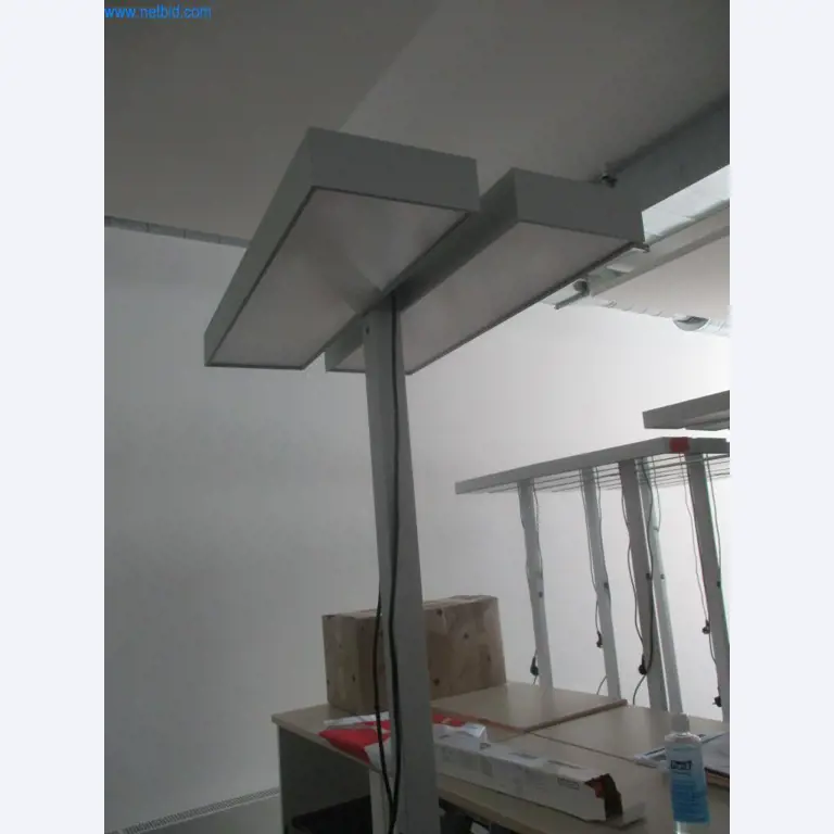 Gepflegte Büromöbel, IT-Ausstattungen und 3D-Brillen (MS Hololens 2) -16