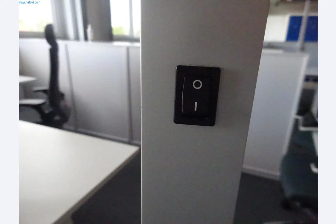 Gepflegte Büromöbel, IT-Ausstattungen und 3D-Brillen (MS Hololens 2) -17