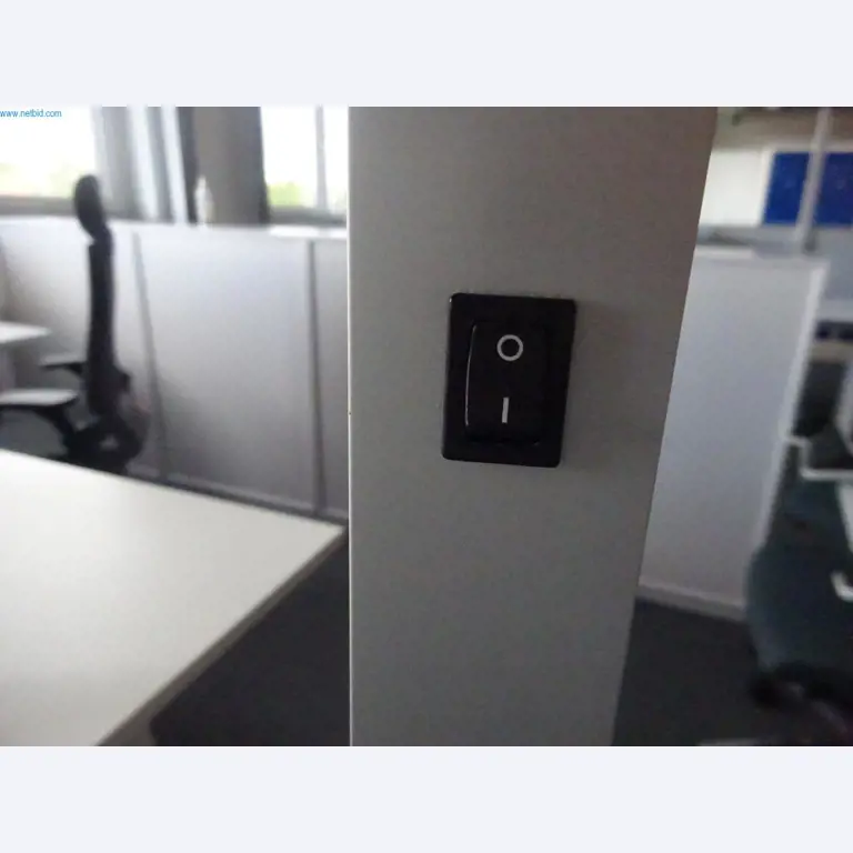 Gepflegte Büromöbel, IT-Ausstattungen und 3D-Brillen (MS Hololens 2) -17