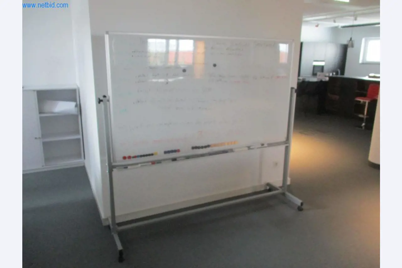 Gepflegte Büromöbel, IT-Ausstattungen und 3D-Brillen (MS Hololens 2) -18