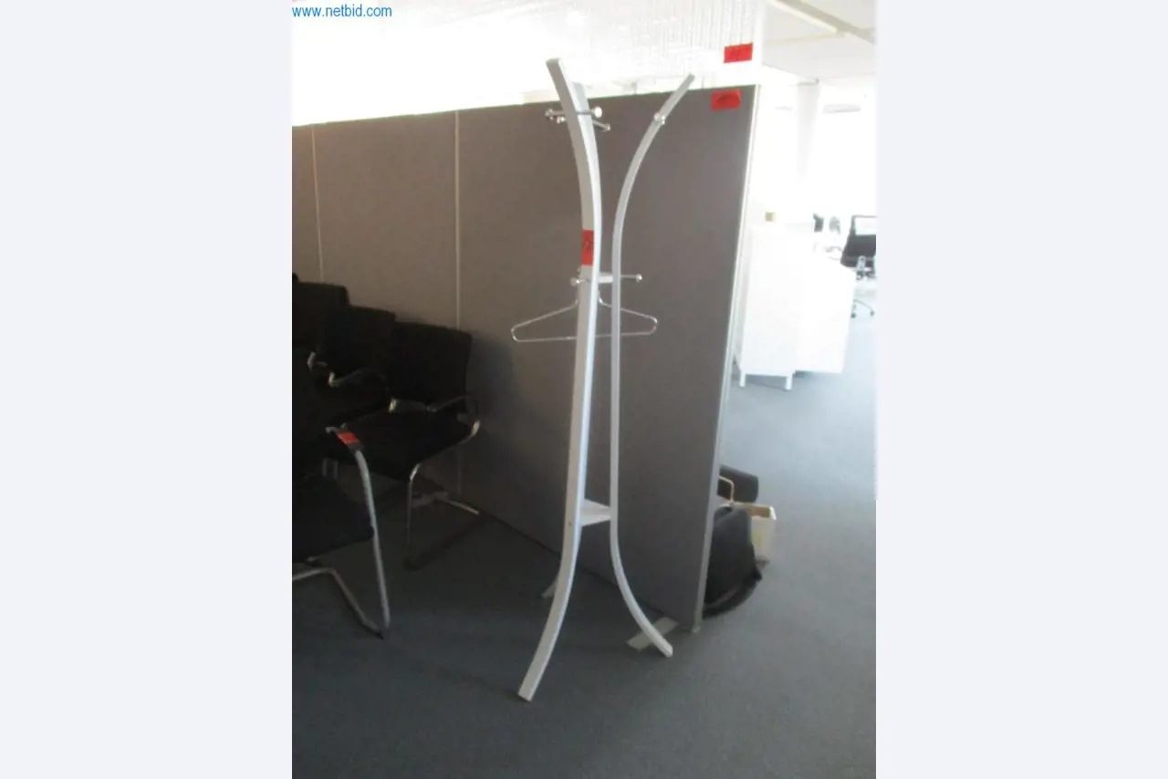 Gepflegte Büromöbel, IT-Ausstattungen und 3D-Brillen (MS Hololens 2) -1