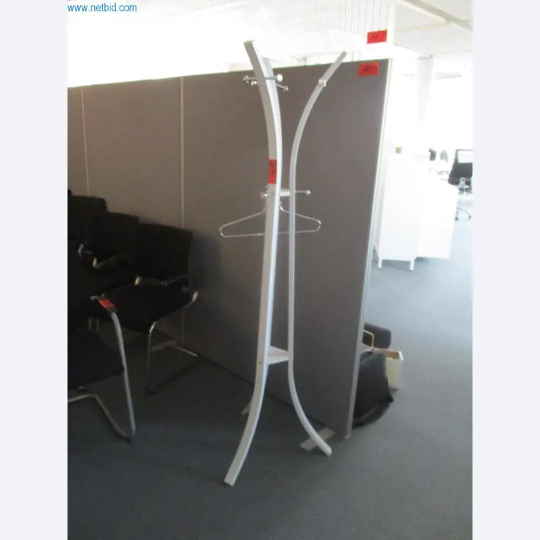 Gepflegte Büromöbel, IT-Ausstattungen und 3D-Brillen (MS Hololens 2) -1