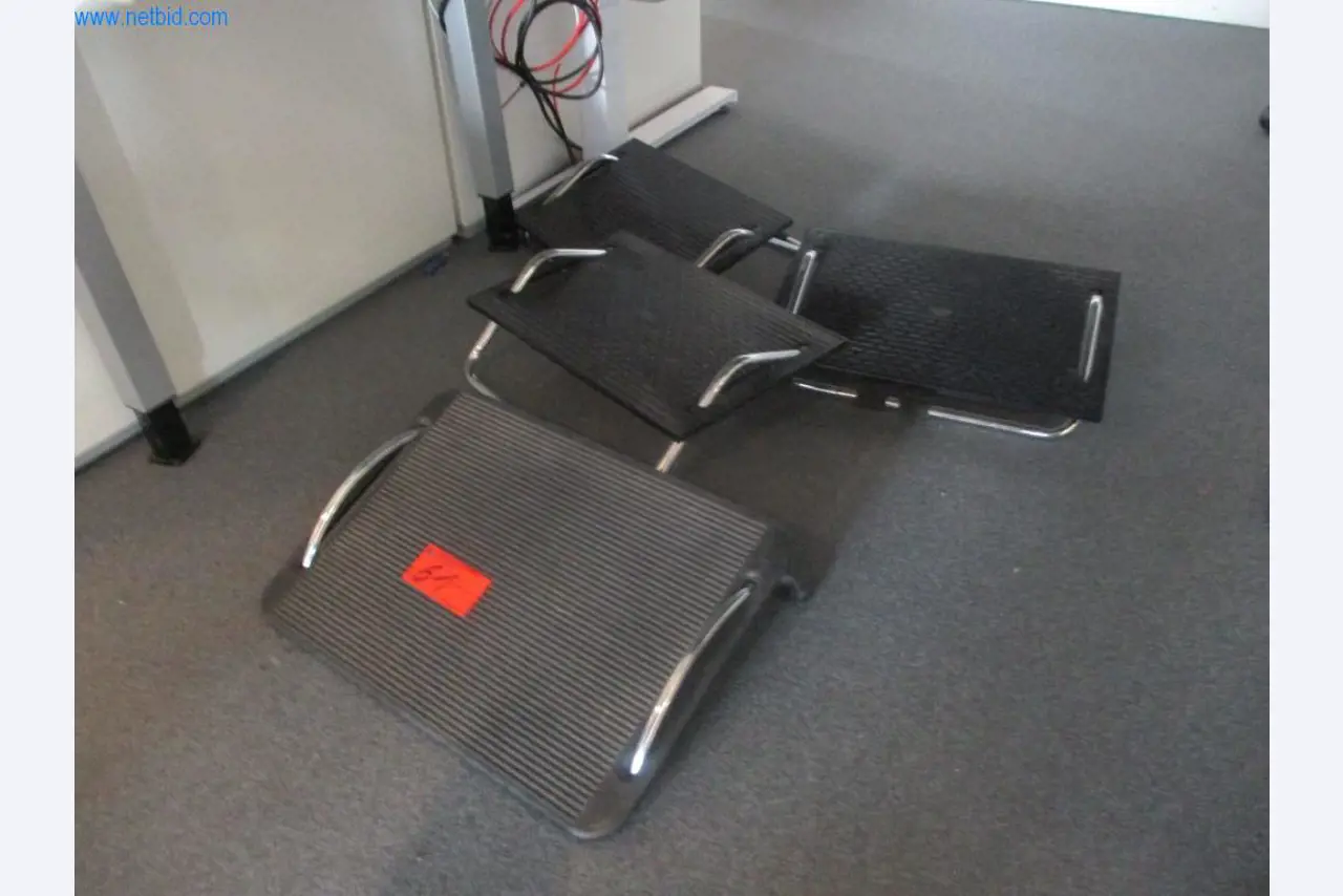 Gepflegte Büromöbel, IT-Ausstattungen und 3D-Brillen (MS Hololens 2) -20