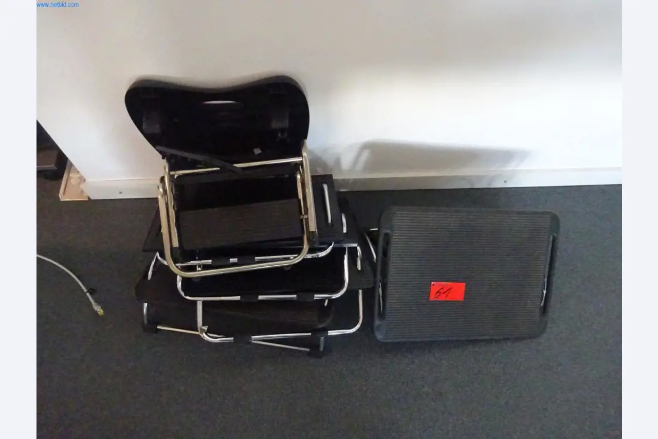 Gepflegte Büromöbel, IT-Ausstattungen und 3D-Brillen (MS Hololens 2) -21