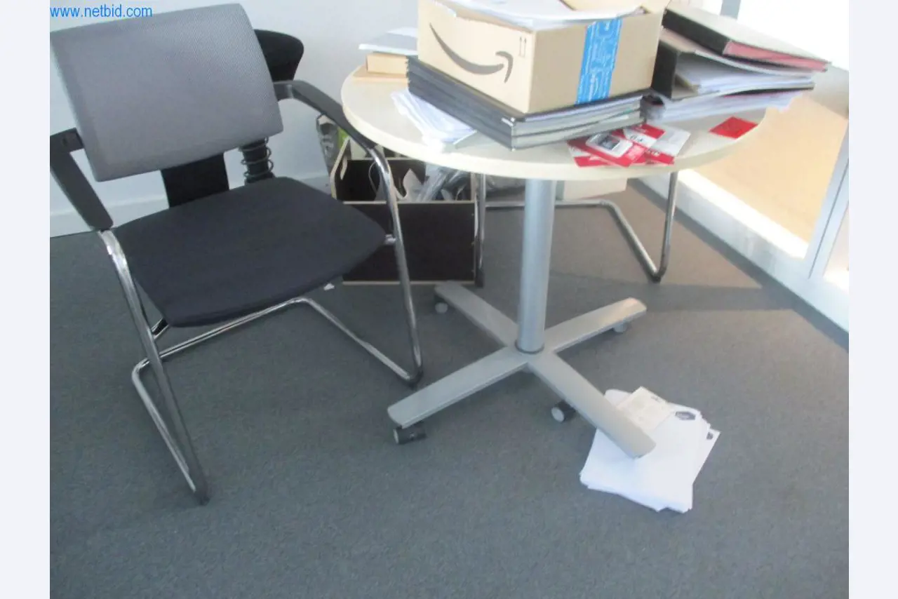 Gepflegte Büromöbel, IT-Ausstattungen und 3D-Brillen (MS Hololens 2) -22