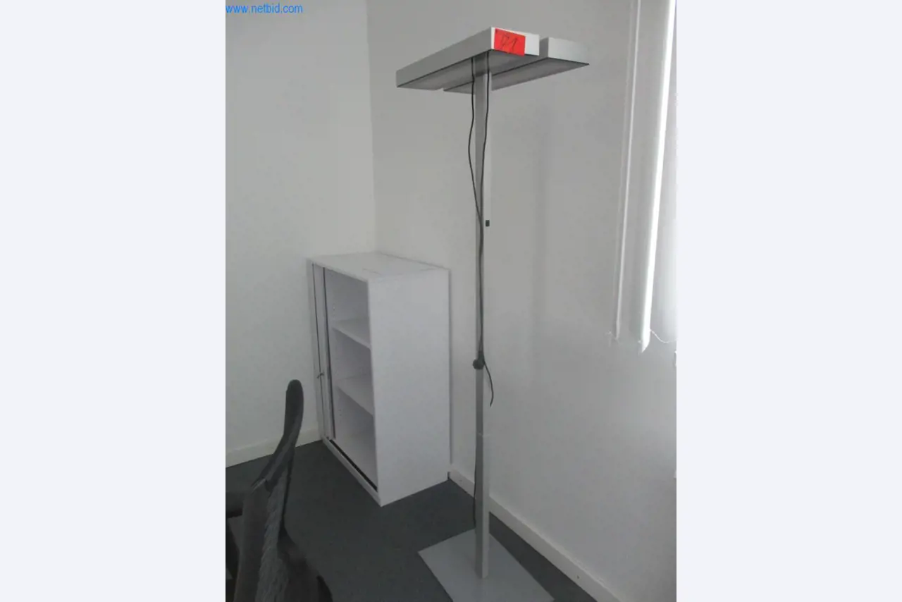 Gepflegte Büromöbel, IT-Ausstattungen und 3D-Brillen (MS Hololens 2) -23