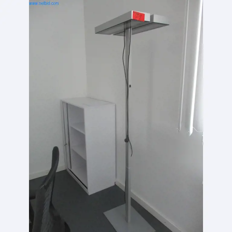 Gepflegte Büromöbel, IT-Ausstattungen und 3D-Brillen (MS Hololens 2) -23