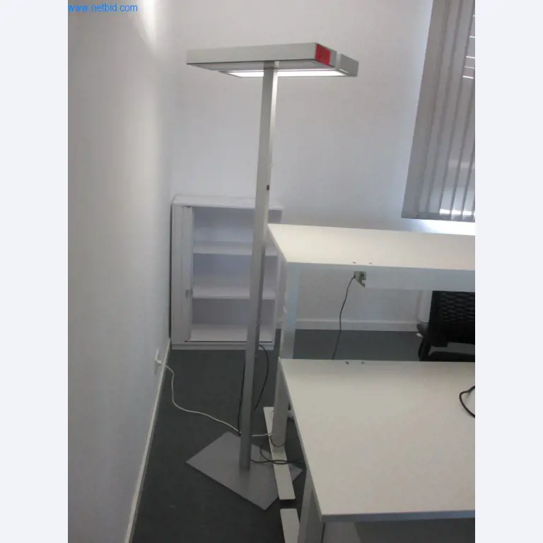 Gepflegte Büromöbel, IT-Ausstattungen und 3D-Brillen (MS Hololens 2) -24