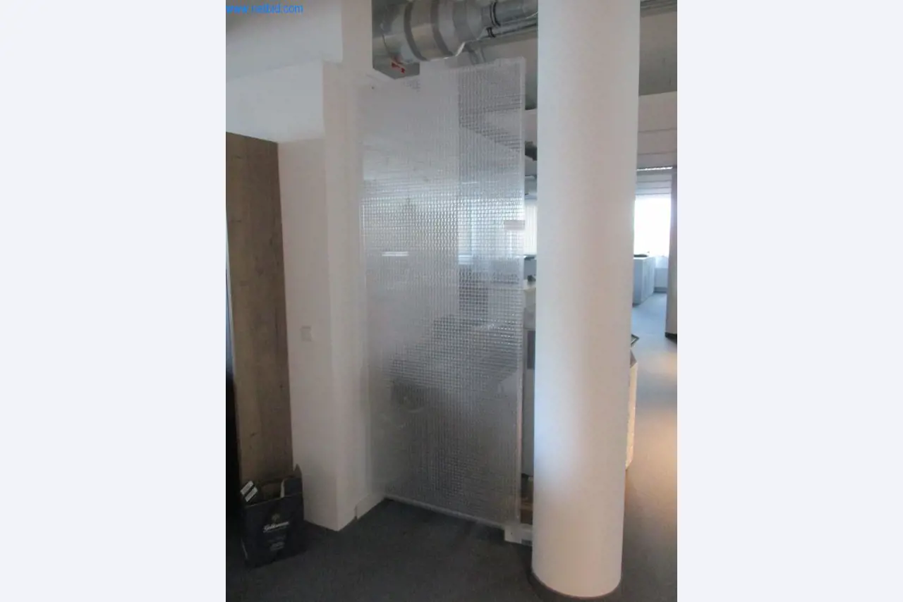 Gepflegte Büromöbel, IT-Ausstattungen und 3D-Brillen (MS Hololens 2) -25