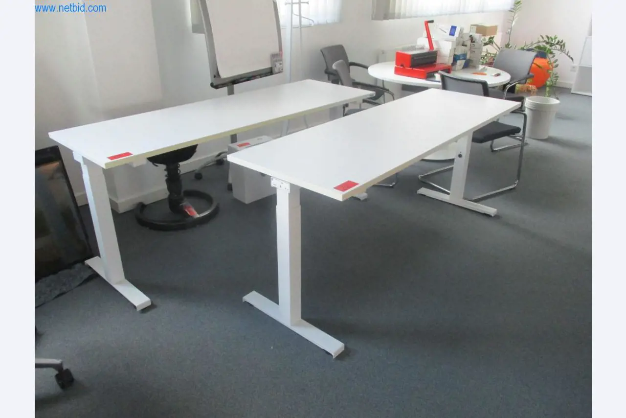 Gepflegte Büromöbel, IT-Ausstattungen und 3D-Brillen (MS Hololens 2) -2