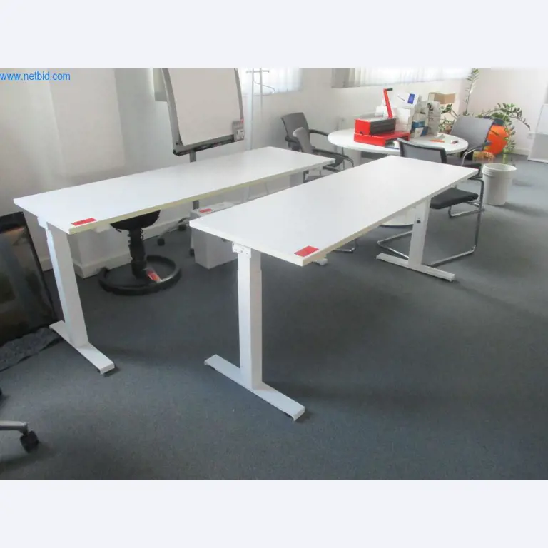 Gepflegte Büromöbel, IT-Ausstattungen und 3D-Brillen (MS Hololens 2) -2