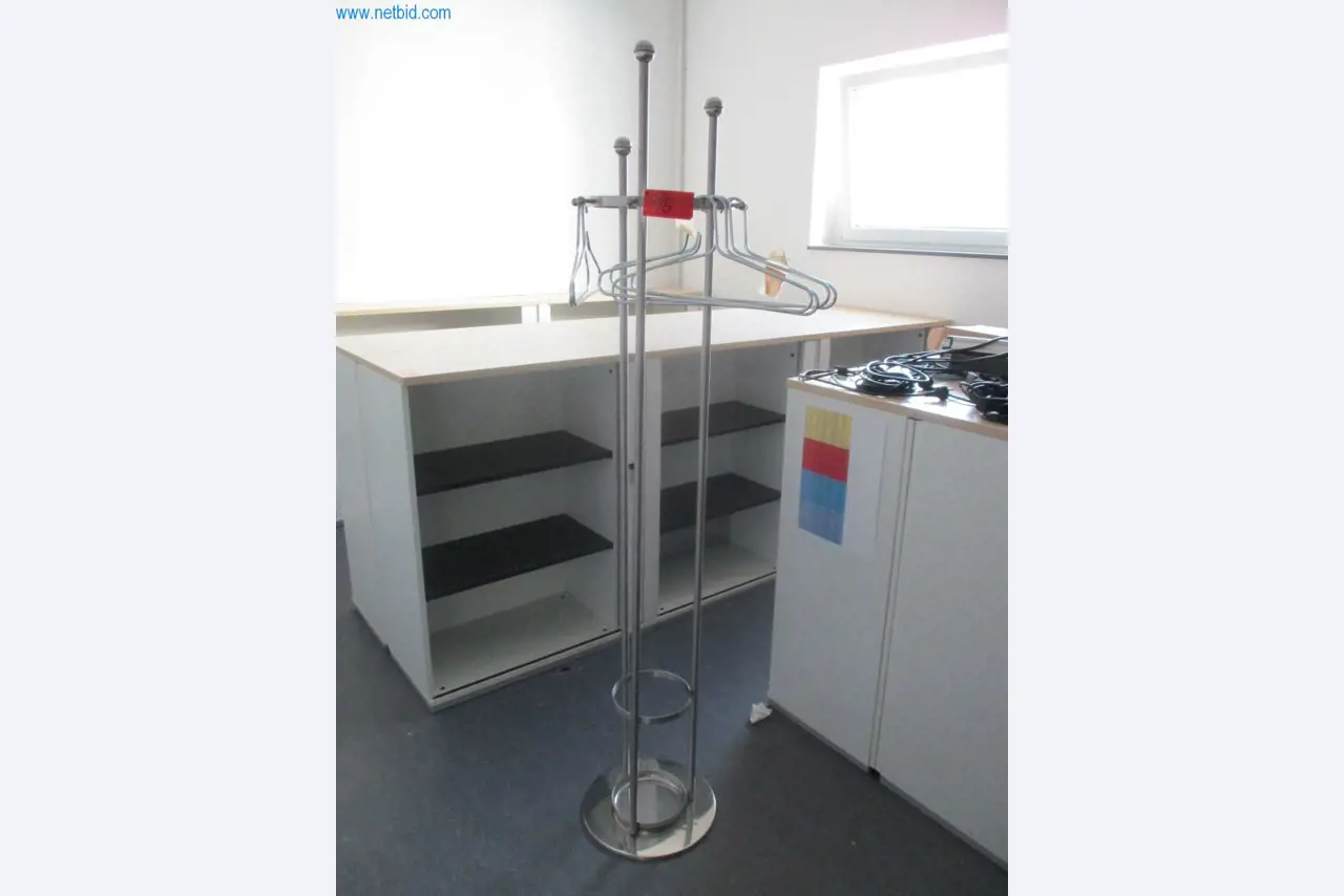 Gepflegte Büromöbel, IT-Ausstattungen und 3D-Brillen (MS Hololens 2) -30