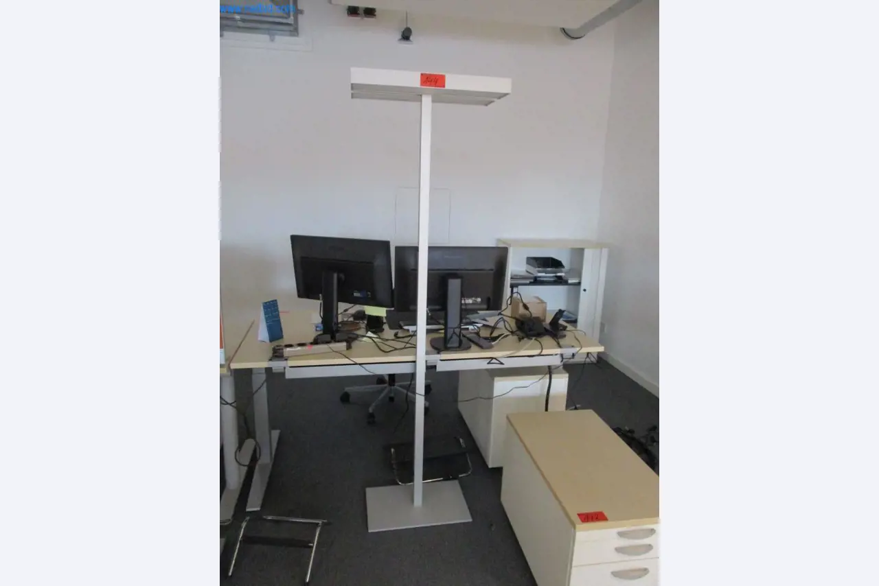 Gepflegte Büromöbel, IT-Ausstattungen und 3D-Brillen (MS Hololens 2) -32