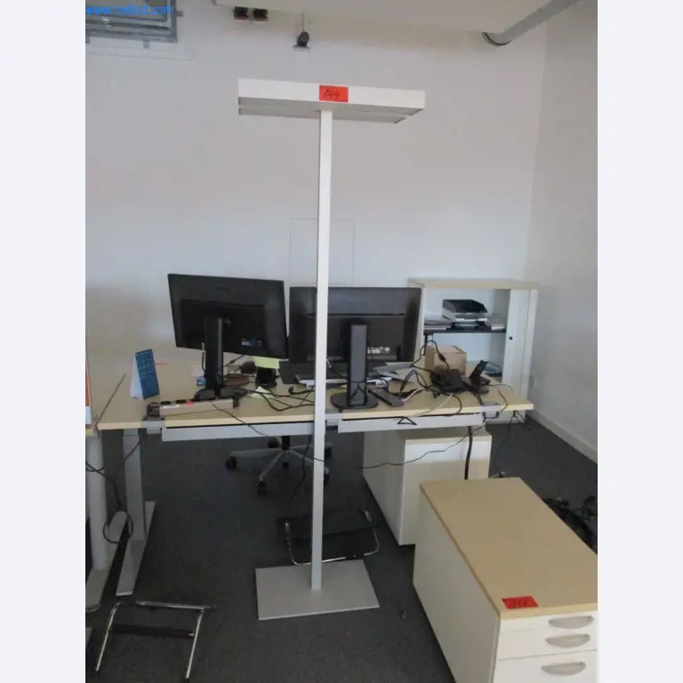 Gepflegte Büromöbel, IT-Ausstattungen und 3D-Brillen (MS Hololens 2) -32