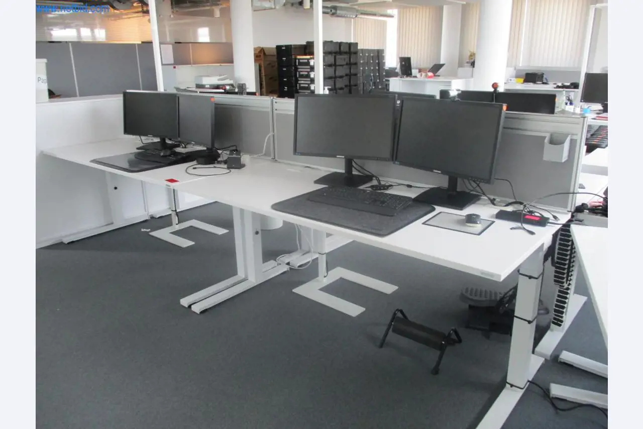 Gepflegte Büromöbel, IT-Ausstattungen und 3D-Brillen (MS Hololens 2) -3