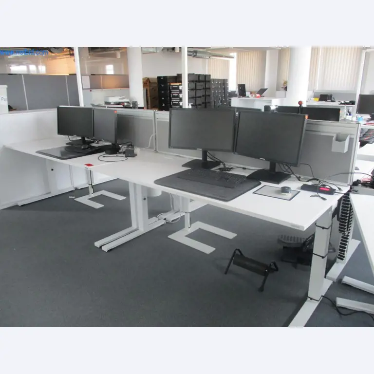 Gepflegte Büromöbel, IT-Ausstattungen und 3D-Brillen (MS Hololens 2) -3