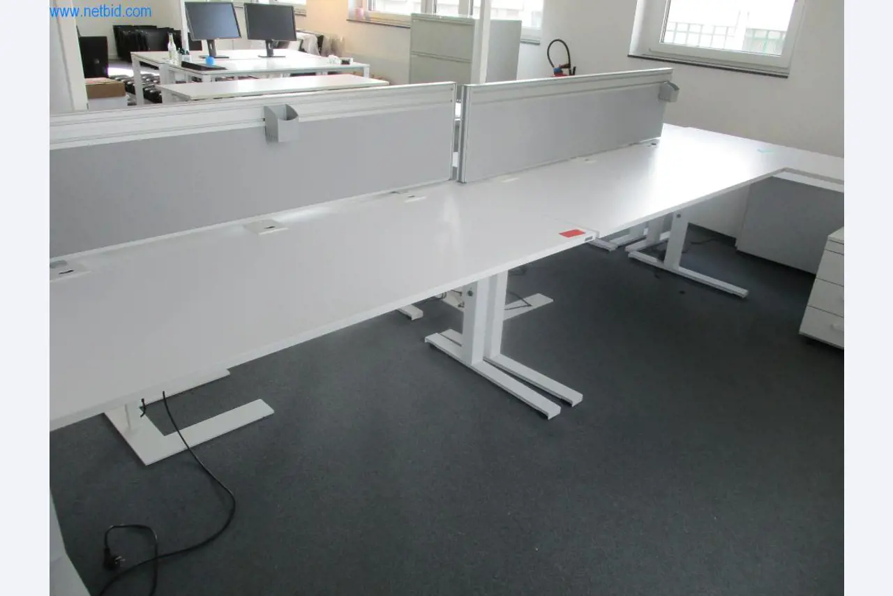 Gepflegte Büromöbel, IT-Ausstattungen und 3D-Brillen (MS Hololens 2) -4