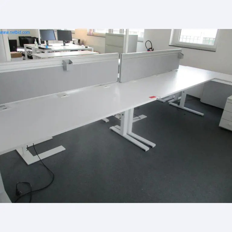 Gepflegte Büromöbel, IT-Ausstattungen und 3D-Brillen (MS Hololens 2) -4