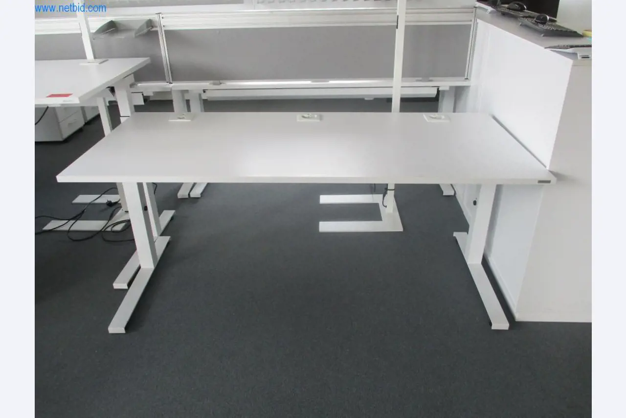 Gepflegte Büromöbel, IT-Ausstattungen und 3D-Brillen (MS Hololens 2) -5