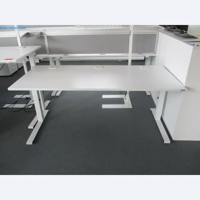 Gepflegte Büromöbel, IT-Ausstattungen und 3D-Brillen (MS Hololens 2) -5