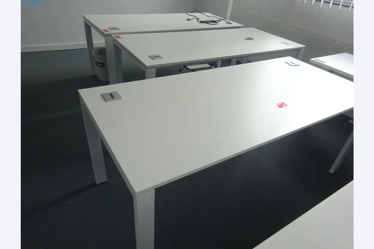 Gepflegte Büromöbel, IT-Ausstattungen und 3D-Brillen (MS Hololens 2) -6