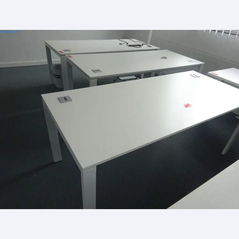 Gepflegte Büromöbel, IT-Ausstattungen und 3D-Brillen (MS Hololens 2) -6