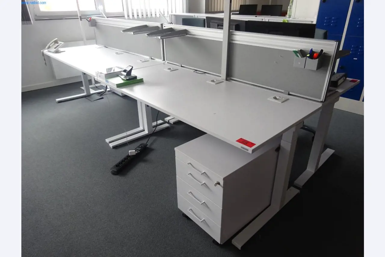 Gepflegte Büromöbel, IT-Ausstattungen und 3D-Brillen (MS Hololens 2) -7