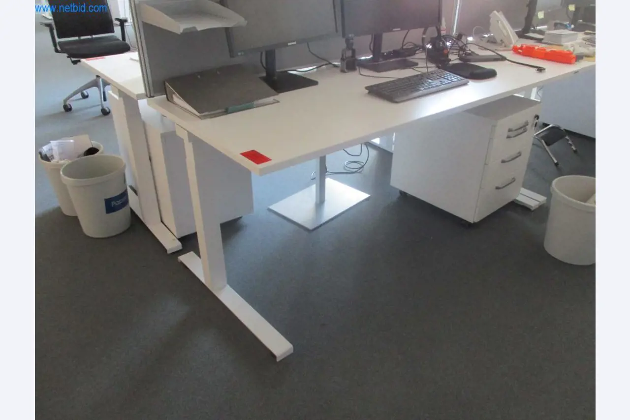 Gepflegte Büromöbel, IT-Ausstattungen und 3D-Brillen (MS Hololens 2) -8