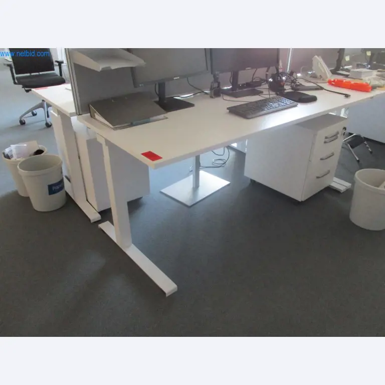 Gepflegte Büromöbel, IT-Ausstattungen und 3D-Brillen (MS Hololens 2) -8