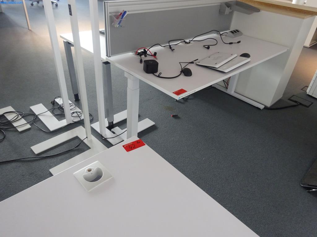 Well-maintained office furniture, IT equipment and 3D glasses (MS Hololens 2) -9