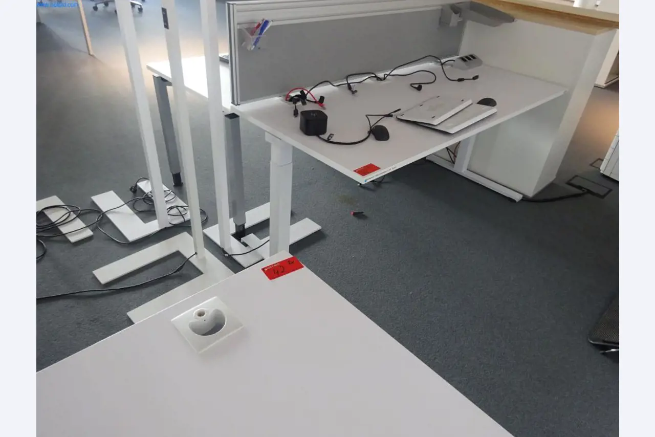 Gepflegte Büromöbel, IT-Ausstattungen und 3D-Brillen (MS Hololens 2) -9