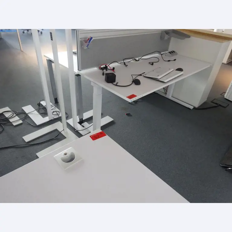 Gepflegte Büromöbel, IT-Ausstattungen und 3D-Brillen (MS Hololens 2) -9