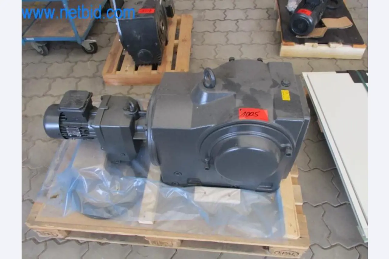 Máquinas, parque automóvel e equipamento operacional-3