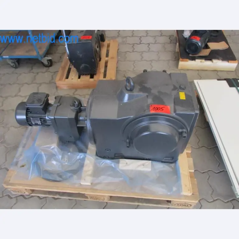 Máquinas, parque automóvel e equipamento operacional-3