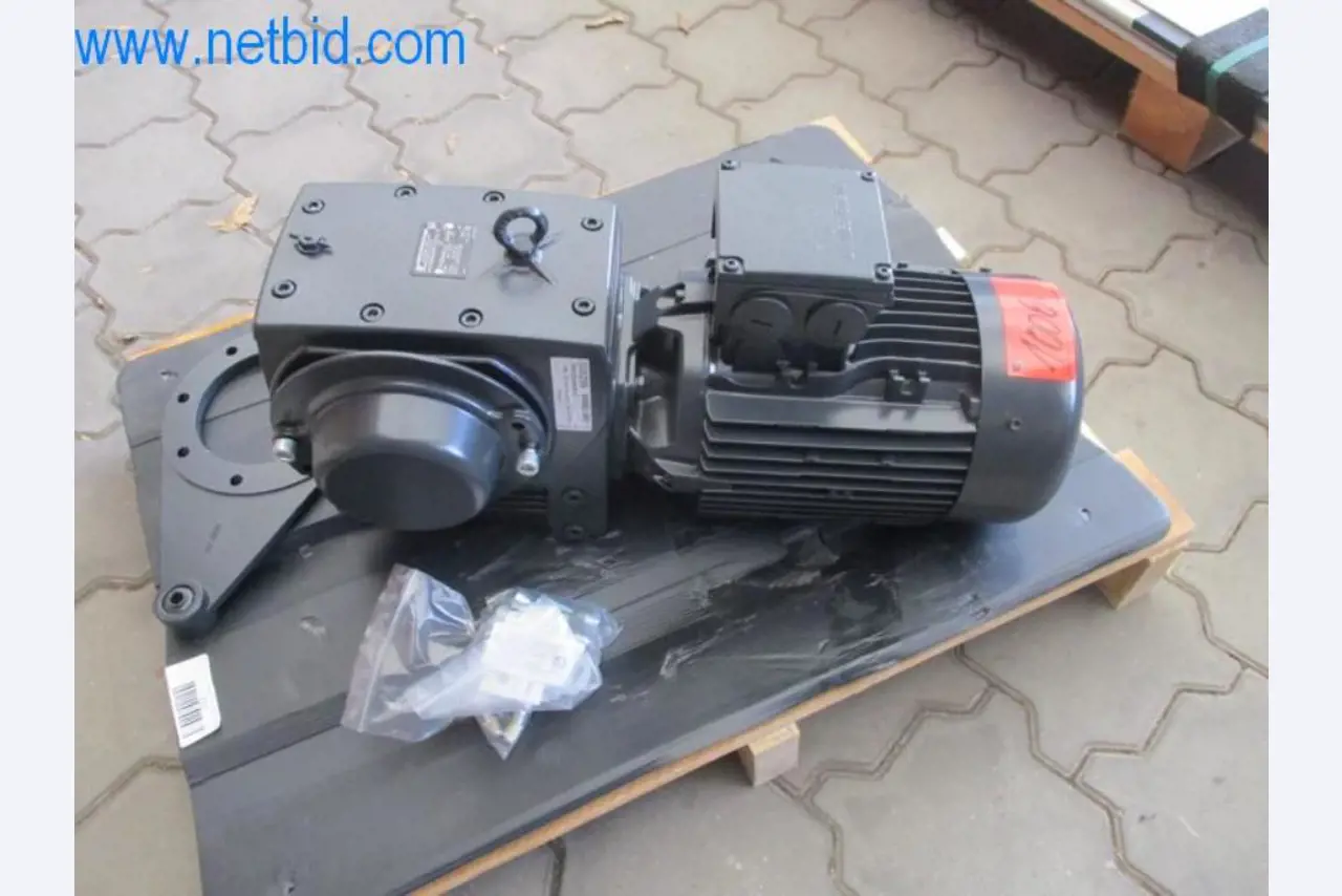 Maquinaria, parque móvil y equipos de explotación-1