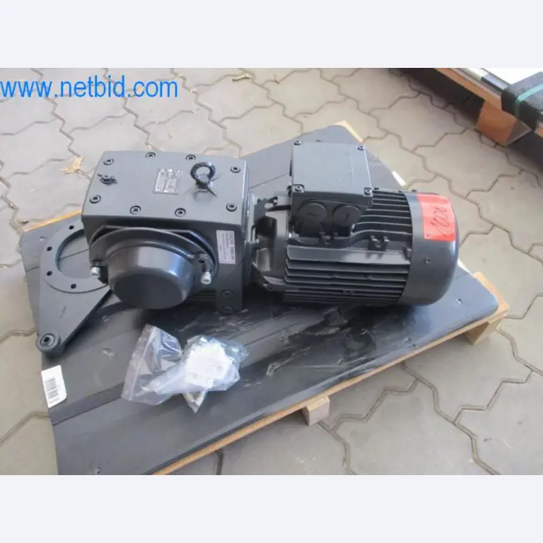 Maquinaria, parque móvil y equipos de explotación-1