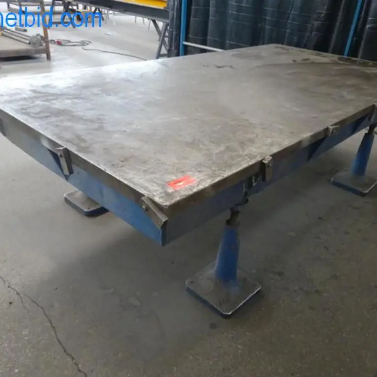 Straightening/welding table