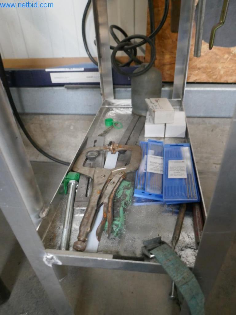 BGA, zásoby, montážní materiál a vozidla z divize střešních krytin.-5