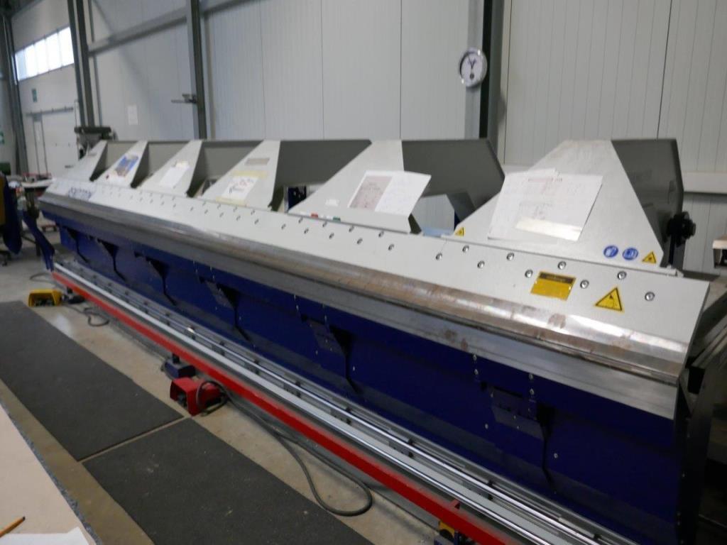 BGA, zapasy, materiały montażowe i pojazdy z działu pokryć dachowych-2