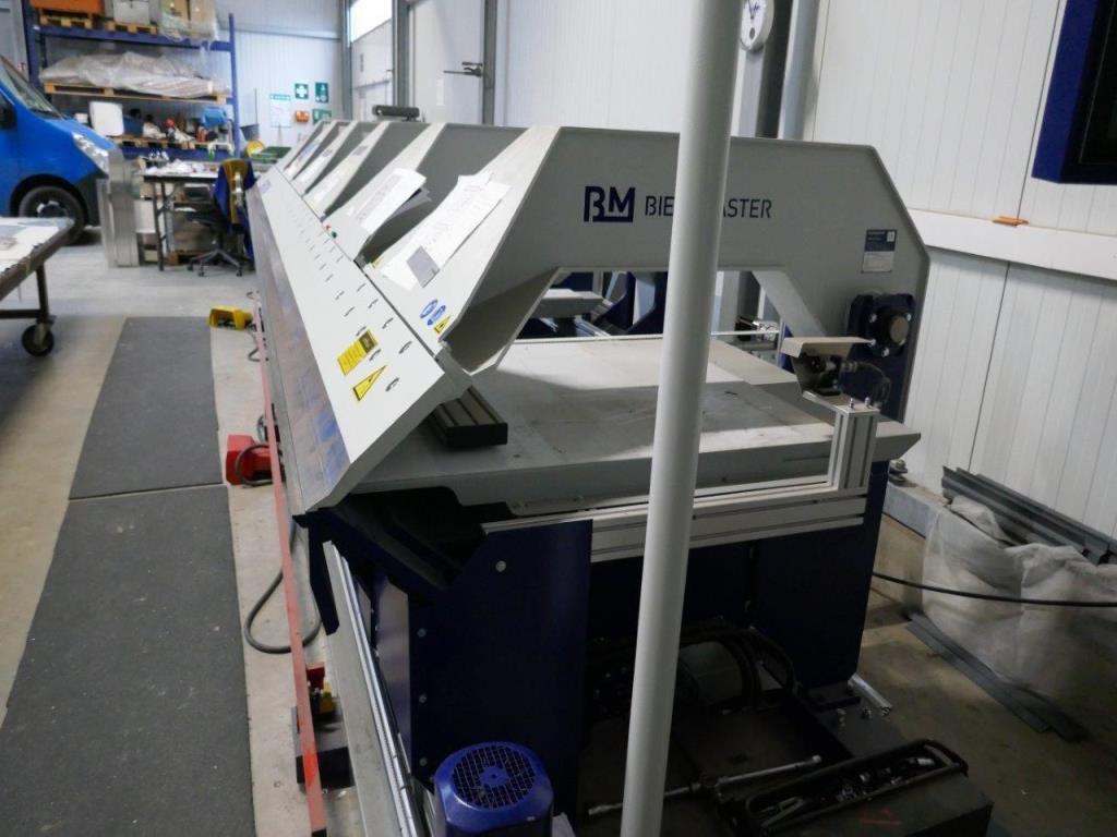 BGA, zapasy, materiały montażowe i pojazdy z działu pokryć dachowych-3