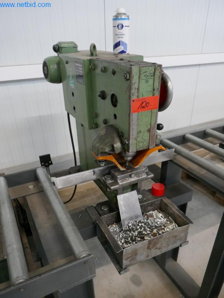 BGA, zapasy, materiały montażowe i pojazdy z działu pokryć dachowych-1