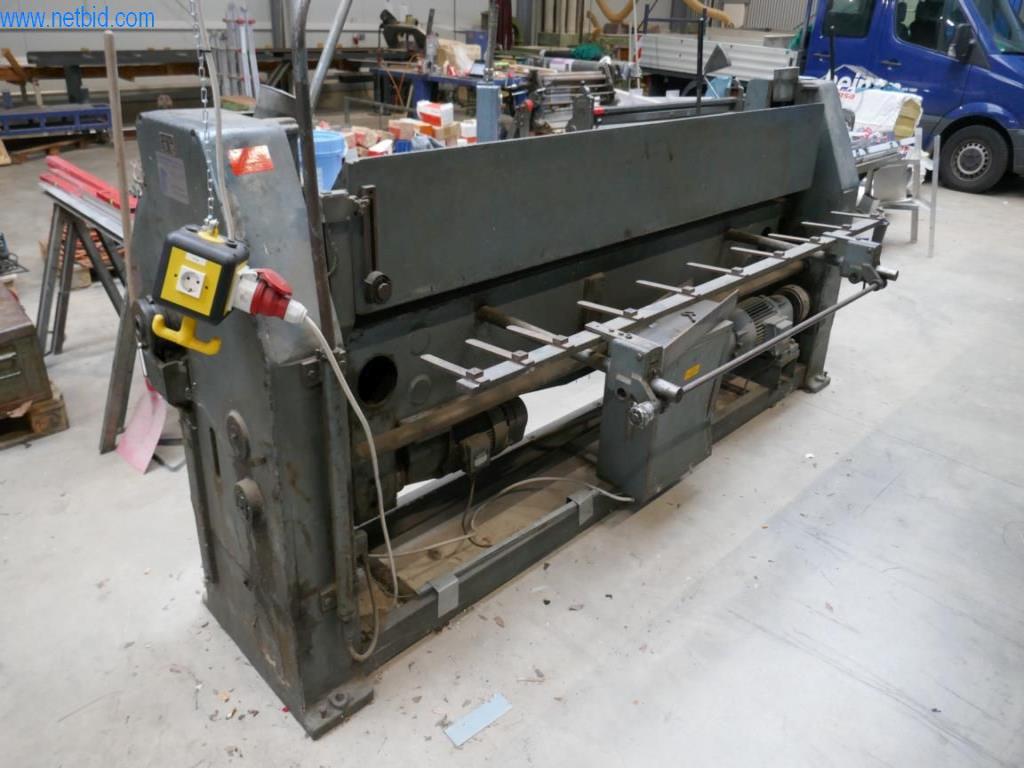 BGA, zapasy, materiały montażowe i pojazdy z działu pokryć dachowych-2