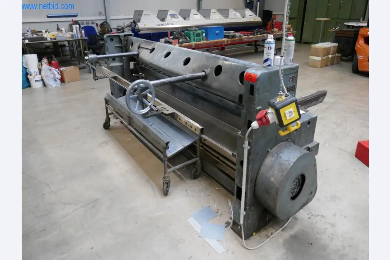 BGA, Warenvorräte, Montagematerial und Fahrzeuge aus dem Bereich Dachdeckerei-1
