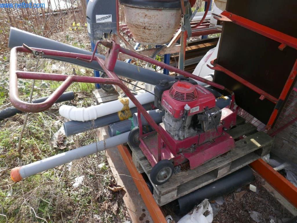 BGA, zapasy, materiały montażowe i pojazdy z działu pokryć dachowych-1