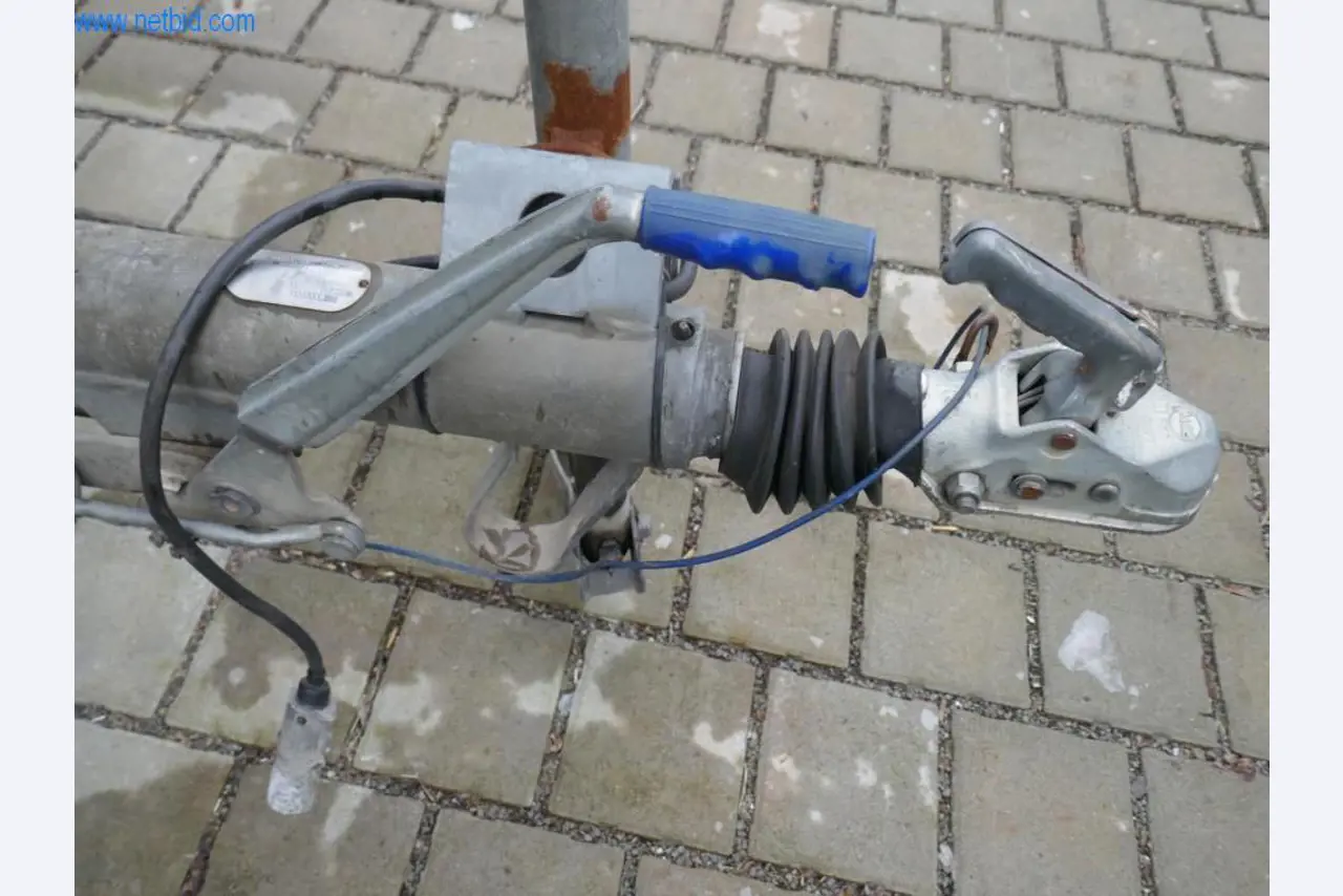 BGA, zásoby, montážní materiál a vozidla z divize střešních krytin.-5