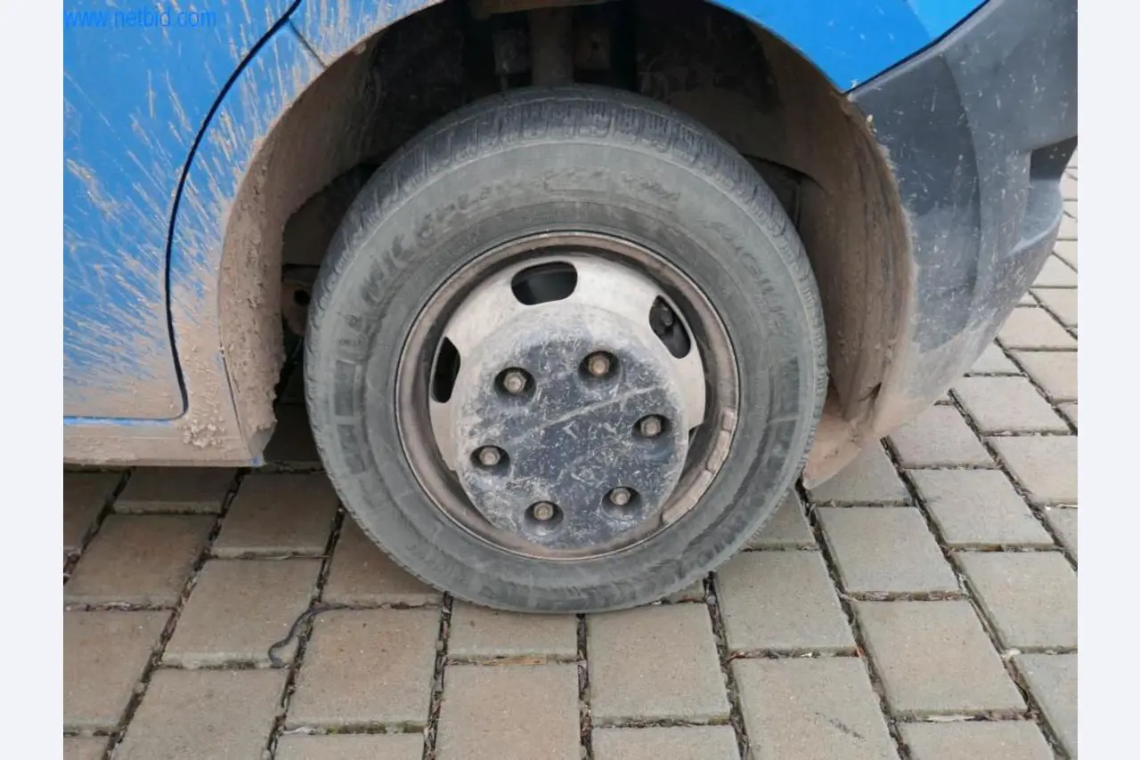 BGA, zásoby, montážní materiál a vozidla z divize střešních krytin.-9